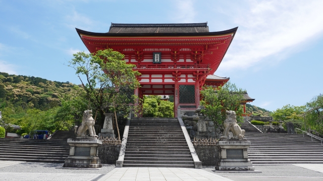 The vermilion Niōmon Gate at the entrance of Kiyomizu-dera, marking the boundary between the everyday world and the sacred grounds.
