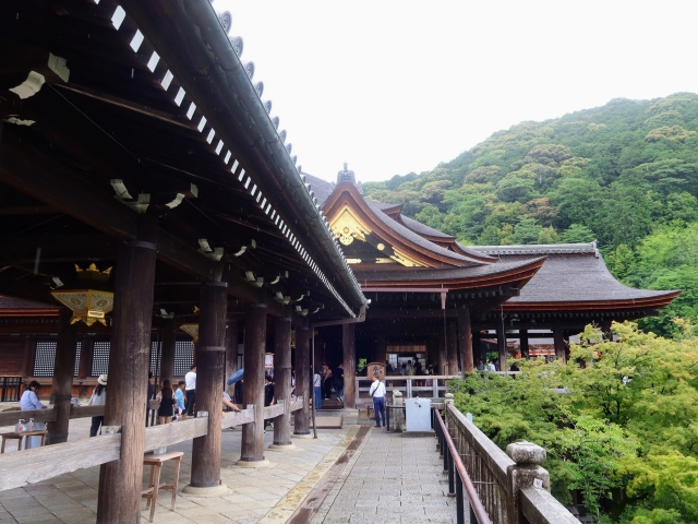 The Main Hall (Hondō) of Kiyomizu-dera in Kyoto, rebuilt in 1633 and enshrining the hidden Eleven-Faced Thousand-Armed Kannon.