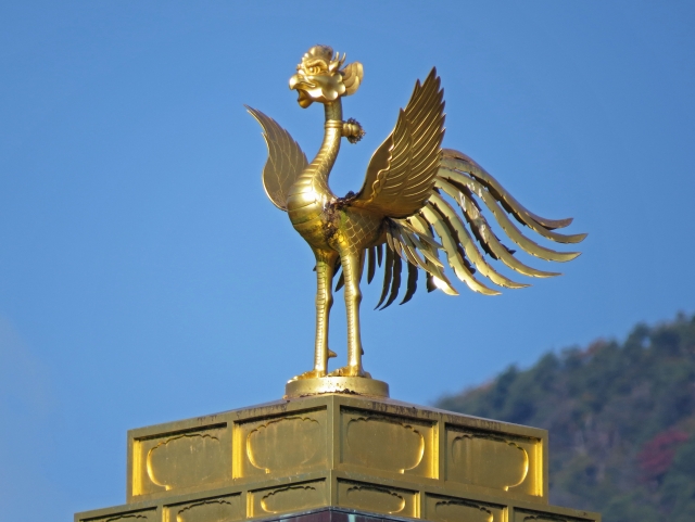 Golden phoenix statue atop the roof of Kinkaku-ji in Kyoto