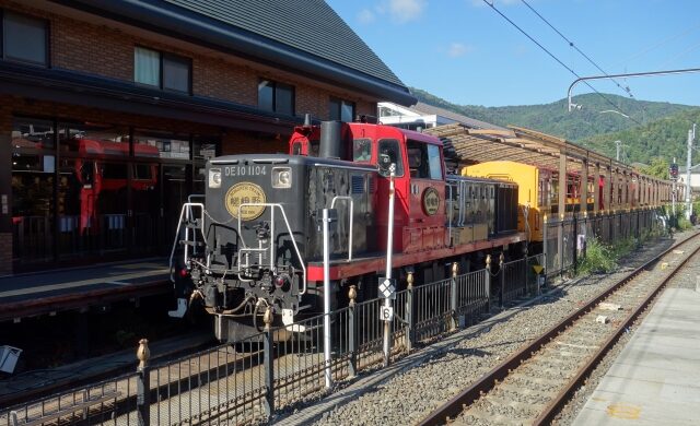 Sagano Romantic Train stopped at Torokko Arashiyama Station in Kyoto