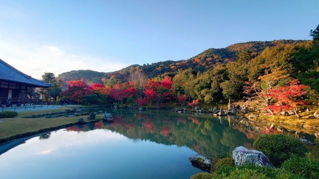 Sogenchi Garden with the mountains of Arashiyama in the background