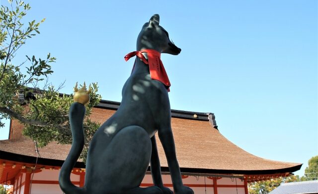 Fox statue at Fushimi Inari Taisha Shrine