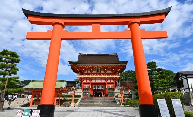 Large torii gate and Romon Gate at Fushimi Inari Taisha in Kyoto